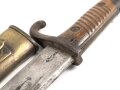 Preußen, Artillerieseitengewehr Modell 1871, Truppenstempel auf Mundblech, Abnahmestempel auf Klinge FW 61, Hersteller Glauberg Solingen, Lederscheide mit Messingbeschlägen, Klingenlänge 50 cm, ungereinigt, Drücker fest