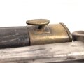 Preußen, Artillerieseitengewehr Modell 1871, Truppenstempel auf Mundblech, Abnahmestempel auf Klinge FW 61, Hersteller Glauberg Solingen, Lederscheide mit Messingbeschlägen, Klingenlänge 50 cm, ungereinigt, Drücker fest