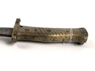 1.Weltkrieg Ersatzseitengewehr mit geriffeltem Messinggriff ohne Scheide, Reinigungsloch,  mit ausgeprägter Laufkralle und dreikantiger Klinge