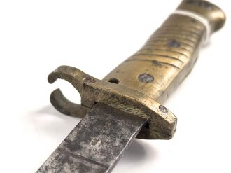 1.Weltkrieg Ersatzseitengewehr mit geriffeltem Messinggriff ohne Scheide, Reinigungsloch,  mit ausgeprägter Laufkralle und dreikantiger Klinge