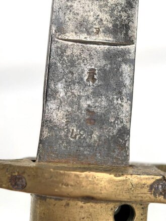 1.Weltkrieg Ersatzseitengewehr mit geriffeltem Messinggriff ohne Scheide, Reinigungsloch,  mit ausgeprägter Laufkralle und dreikantiger Klinge