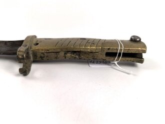 1.Weltkrieg Ersatzseitengewehr mit geriffeltem Messinggriff ohne Scheide, Reinigungsloch,  mit ausgeprägter Laufkralle und dreikantiger Klinge