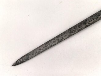 1.Weltkrieg Ersatzseitengewehr mit geriffeltem Messinggriff ohne Scheide, Reinigungsloch,  mit ausgeprägter Laufkralle und dreikantiger Klinge
