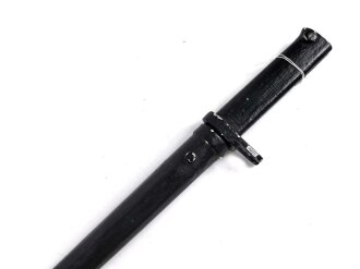 1.Weltkrieg Ersatzseitengewehr mit glattem Stahlgriff und Dillenbajonettklinge ,  ausgeprägte Laufkralle 17 mm , Klingenlänge 43,7 cm , Scheide nachgefertigt, komplett gespachtelt und nachlackiertes Stück, Drücker fest,