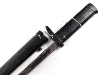 1.Weltkrieg Ersatzseitengewehr mit glattem Stahlgriff und Dillenbajonettklinge ,  ausgeprägte Laufkralle 17 mm , Klingenlänge 43,7 cm , Scheide nachgefertigt, komplett gespachtelt und nachlackiertes Stück, Drücker fest,
