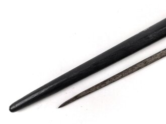 1.Weltkrieg Ersatzseitengewehr mit glattem Stahlgriff und Dillenbajonettklinge ,  ausgeprägte Laufkralle 17 mm , Klingenlänge 43,7 cm , Scheide nachgefertigt, komplett gespachtelt und nachlackiertes Stück, Drücker fest,