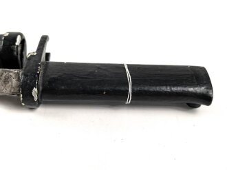 1.Weltkrieg Ersatzseitengewehr mit glattem Stahlgriff und Dillenbajonettklinge ,  ausgeprägte Laufkralle 17 mm , Klingenlänge 43,7 cm , Scheide nachgefertigt, komplett gespachtelt und nachlackiertes Stück, Drücker fest,