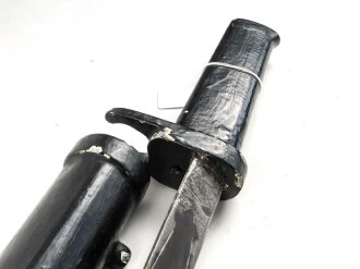 1.Weltkrieg Ersatzseitengewehr mit glattem Stahlgriff und Dillenbajonettklinge ,  ausgeprägte Laufkralle 17 mm , Klingenlänge 43,7 cm , Scheide nachgefertigt, komplett gespachtelt und nachlackiertes Stück, Drücker fest,