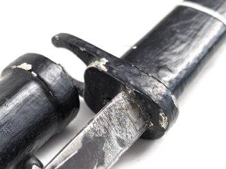 1.Weltkrieg Ersatzseitengewehr mit glattem Stahlgriff und Dillenbajonettklinge ,  ausgeprägte Laufkralle 17 mm , Klingenlänge 43,7 cm , Scheide nachgefertigt, komplett gespachtelt und nachlackiertes Stück, Drücker fest,