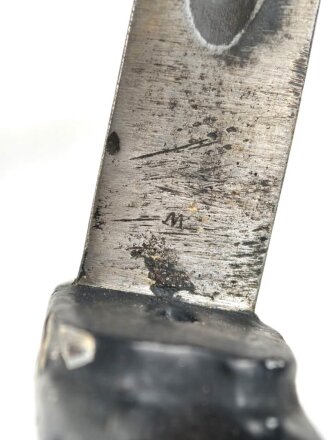 1.Weltkrieg Ersatzseitengewehr mit glattem Stahlgriff und Dillenbajonettklinge ,  ausgeprägte Laufkralle 17 mm , Klingenlänge 43,7 cm , Scheide nachgefertigt, komplett gespachtelt und nachlackiertes Stück, Drücker fest,