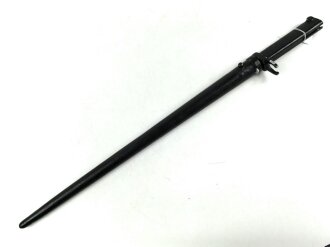 1.Weltkrieg Ersatzseitengewehr mit glattem Stahlgriff und Dillenbajonettklinge ,  ausgeprägte Laufkralle 17 mm , Klingenlänge 43,7 cm , Scheide nachgefertigt, komplett gespachtelt und nachlackiertes Stück, Drücker fest,