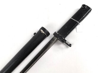 1.Weltkrieg Ersatzseitengewehr mit glattem Stahlgriff und Dillenbajonettklinge ,  ausgeprägte Laufkralle 17 mm , Klingenlänge 43,7 cm , Scheide nachgefertigt, komplett gespachtelt und nachlackiertes Stück, Drücker fest,