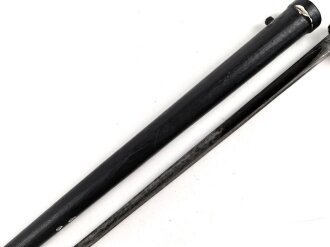 1.Weltkrieg Ersatzseitengewehr mit glattem Stahlgriff und Dillenbajonettklinge ,  ausgeprägte Laufkralle 17 mm , Klingenlänge 43,7 cm , Scheide nachgefertigt, komplett gespachtelt und nachlackiertes Stück, Drücker fest,