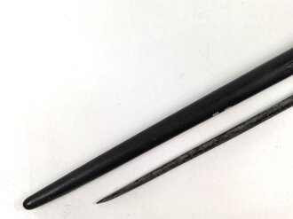 1.Weltkrieg Ersatzseitengewehr mit glattem Stahlgriff und Dillenbajonettklinge ,  ausgeprägte Laufkralle 17 mm , Klingenlänge 43,7 cm , Scheide nachgefertigt, komplett gespachtelt und nachlackiertes Stück, Drücker fest,