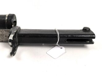 1.Weltkrieg Ersatzseitengewehr mit glattem Stahlgriff und Dillenbajonettklinge ,  ausgeprägte Laufkralle 17 mm , Klingenlänge 43,7 cm , Scheide nachgefertigt, komplett gespachtelt und nachlackiertes Stück, Drücker fest,
