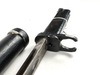1.Weltkrieg Ersatzseitengewehr mit glattem Stahlgriff und Dillenbajonettklinge ,  ausgeprägte Laufkralle 17 mm , Klingenlänge 43,7 cm , Scheide nachgefertigt, komplett gespachtelt und nachlackiertes Stück, Drücker fest,