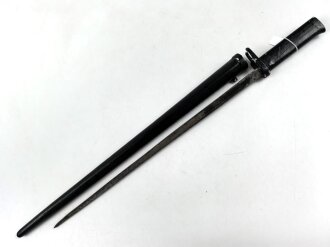 1.Weltkrieg Ersatzseitengewehr mit glattem Stahlgriff und Dillenbajonettklinge ,  ausgeprägte Laufkralle 17 mm , Klingenlänge 43,7 cm , Scheide nachgefertigt, komplett gespachtelt und nachlackiertes Stück, Drücker fest,
