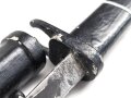 1.Weltkrieg Ersatzseitengewehr mit glattem Stahlgriff und Dillenbajonettklinge ,  ausgeprägte Laufkralle 17 mm , Klingenlänge 43,7 cm , Scheide nachgefertigt, komplett gespachtelt und nachlackiertes Stück, Drücker fest,