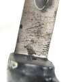1.Weltkrieg Ersatzseitengewehr mit glattem Stahlgriff und Dillenbajonettklinge ,  ausgeprägte Laufkralle 17 mm , Klingenlänge 43,7 cm , Scheide nachgefertigt, komplett gespachtelt und nachlackiertes Stück, Drücker fest,