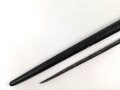 1.Weltkrieg Ersatzseitengewehr mit glattem Stahlgriff und Dillenbajonettklinge ,  ausgeprägte Laufkralle 17 mm , Klingenlänge 43,7 cm , Scheide nachgefertigt, komplett gespachtelt und nachlackiertes Stück, Drücker fest,