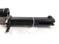 1.Weltkrieg Ersatzseitengewehr mit glattem Stahlgriff und Dillenbajonettklinge ,  ausgeprägte Laufkralle 17 mm , Klingenlänge 43,7 cm , Scheide nachgefertigt, komplett gespachtelt und nachlackiertes Stück, Drücker fest,
