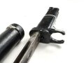1.Weltkrieg Ersatzseitengewehr mit glattem Stahlgriff und Dillenbajonettklinge ,  ausgeprägte Laufkralle 17 mm , Klingenlänge 43,7 cm , Scheide nachgefertigt, komplett gespachtelt und nachlackiertes Stück, Drücker fest,