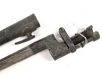 1.Weltkrieg Ersatzseitengewehr aus  russischem Mosin Nagant Bajonett mit deutscher Orgelpfeifenscheide , gereinigt, starke Rostschäden, Verriegelungsring dreht sich