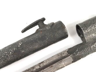 1.Weltkrieg Ersatzseitengewehr aus  russischem Mosin Nagant Bajonett mit deutscher Orgelpfeifenscheide , gereinigt, starke Rostschäden, Verriegelungsring dreht sich