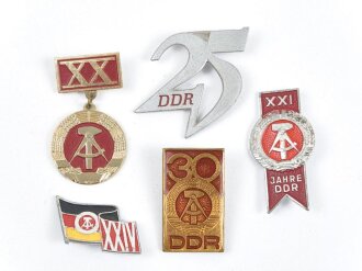 DDR, fünf Abzeichen zum Jahrestag der DDR