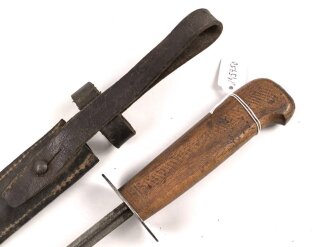 Frankreich, Grabendolch  Modell 1916, Vierkantklinge, Lederscheide, Riemenbefestigungsniet fehlt