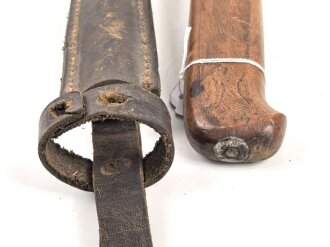 Frankreich, Grabendolch  Modell 1916, Vierkantklinge, Lederscheide, Riemenbefestigungsniet fehlt