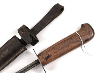 Frankreich, Grabendolch  Modell 1916, Vierkantklinge, Lederscheide, Riemenbefestigungsniet fehlt
