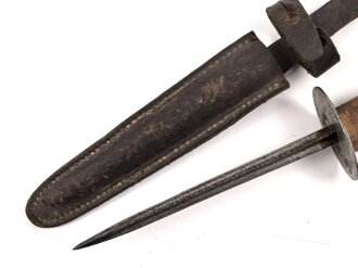 Frankreich, Grabendolch  Modell 1916, Vierkantklinge, Lederscheide, Riemenbefestigungsniet fehlt
