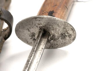 Frankreich, Grabendolch  Modell 1916, Vierkantklinge, Lederscheide, Riemenbefestigungsniet fehlt