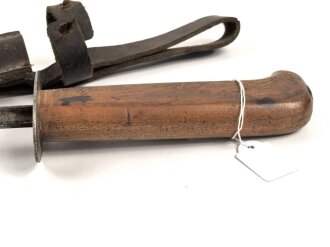 Frankreich, Grabendolch  Modell 1916, Vierkantklinge, Lederscheide, Riemenbefestigungsniet fehlt