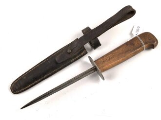 Frankreich, Grabendolch  Modell 1916, Vierkantklinge, Lederscheide, Riemenbefestigungsniet fehlt