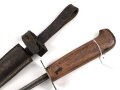 Frankreich, Grabendolch  Modell 1916, Vierkantklinge, Lederscheide, Riemenbefestigungsniet fehlt