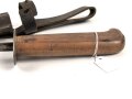 Frankreich, Grabendolch  Modell 1916, Vierkantklinge, Lederscheide, Riemenbefestigungsniet fehlt