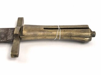 Schweiz, Weidmesser ohne Scheide , aufpflanzbar, Kantonal, Arretierungsfeder fehlt, Gesamtlänge 65,7 cm, Messinggriff mit gerader Parierstange   glatte Keilklinge beschliffen mit Rostspuren,  Schlitzlänge für die Gewehraufnahme 7cm, Schlitzbreite 3,5 mm