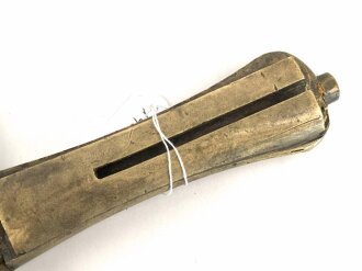 Schweiz, Weidmesser ohne Scheide , aufpflanzbar, Kantonal, Arretierungsfeder fehlt, Gesamtlänge 65,7 cm, Messinggriff mit gerader Parierstange   glatte Keilklinge beschliffen mit Rostspuren,  Schlitzlänge für die Gewehraufnahme 7cm, Schlitzbreite 3,5 mm
