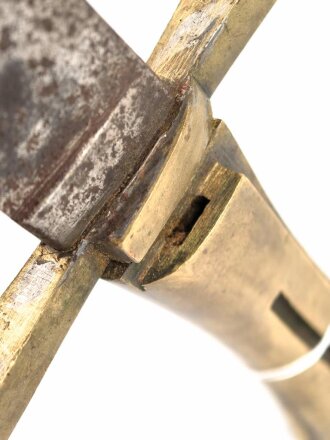 Schweiz, Weidmesser ohne Scheide , aufpflanzbar, Kantonal, Arretierungsfeder fehlt, Gesamtlänge 65,7 cm, Messinggriff mit gerader Parierstange   glatte Keilklinge beschliffen mit Rostspuren,  Schlitzlänge für die Gewehraufnahme 7cm, Schlitzbreite 3,5 mm
