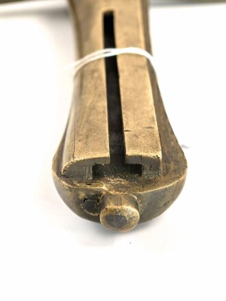 Schweiz, Weidmesser ohne Scheide , aufpflanzbar, Kantonal, Arretierungsfeder fehlt, Gesamtlänge 65,7 cm, Messinggriff mit gerader Parierstange   glatte Keilklinge beschliffen mit Rostspuren,  Schlitzlänge für die Gewehraufnahme 7cm, Schlitzbreite 3,5 mm