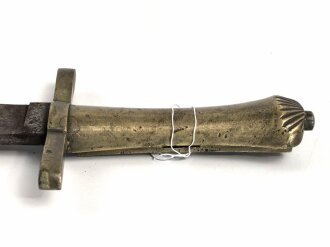 Schweiz, Weidmesser ohne Scheide , aufpflanzbar, Kantonal, Arretierungsfeder fehlt, Gesamtlänge 65,7 cm, Messinggriff mit gerader Parierstange   glatte Keilklinge beschliffen mit Rostspuren,  Schlitzlänge für die Gewehraufnahme 7cm, Schlitzbreite 3,5 mm