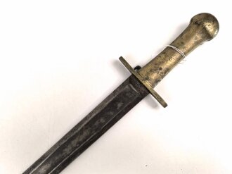 Schweiz, Weidmesser ohne Scheide , aufpflanzbar, Kantonal, Gesamtlänge 66,2 cm, Messinggriff mit gerader Parierstange  ,  Keilklinge mit mittiger Hohlkehle  fleckig  ,Schlitzlänge für die Gewehraufnahme 9,2 cm, Schlitzbreite 7,5 mm