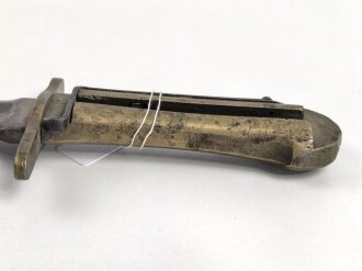 Schweiz, Weidmesser ohne Scheide , aufpflanzbar, Kantonal, Gesamtlänge 66,2 cm, Messinggriff mit gerader Parierstange  ,  Keilklinge mit mittiger Hohlkehle  fleckig  ,Schlitzlänge für die Gewehraufnahme 9,2 cm, Schlitzbreite 7,5 mm