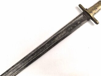 Schweiz, Weidmesser ohne Scheide , aufpflanzbar, Kantonal, Gesamtlänge 66,2 cm, Messinggriff mit gerader Parierstange  ,  Keilklinge mit mittiger Hohlkehle  fleckig  ,Schlitzlänge für die Gewehraufnahme 9,2 cm, Schlitzbreite 7,5 mm
