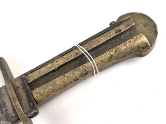 Schweiz, Weidmesser ohne Scheide , aufpflanzbar, Kantonal, Gesamtlänge 66,2 cm, Messinggriff mit gerader Parierstange  ,  Keilklinge mit mittiger Hohlkehle  fleckig  ,Schlitzlänge für die Gewehraufnahme 9,2 cm, Schlitzbreite 7,5 mm