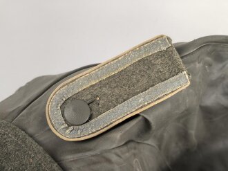 Kradmantel Wehrmacht für einen Unteroffizier der Infanterie. Leicht getragenes Stück in gutem Gesamtzustand, die Schulterklappen Modell 1944