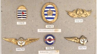 Uruguay, Sammlung verschiedener Abzeichen des Militärs, teils auf Karton getackert