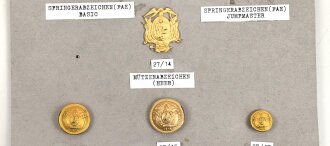 Ecuador, Sammlung Fallschirmjäger abzeichen und Uniformknöpfe, teils auf Karton geklebt